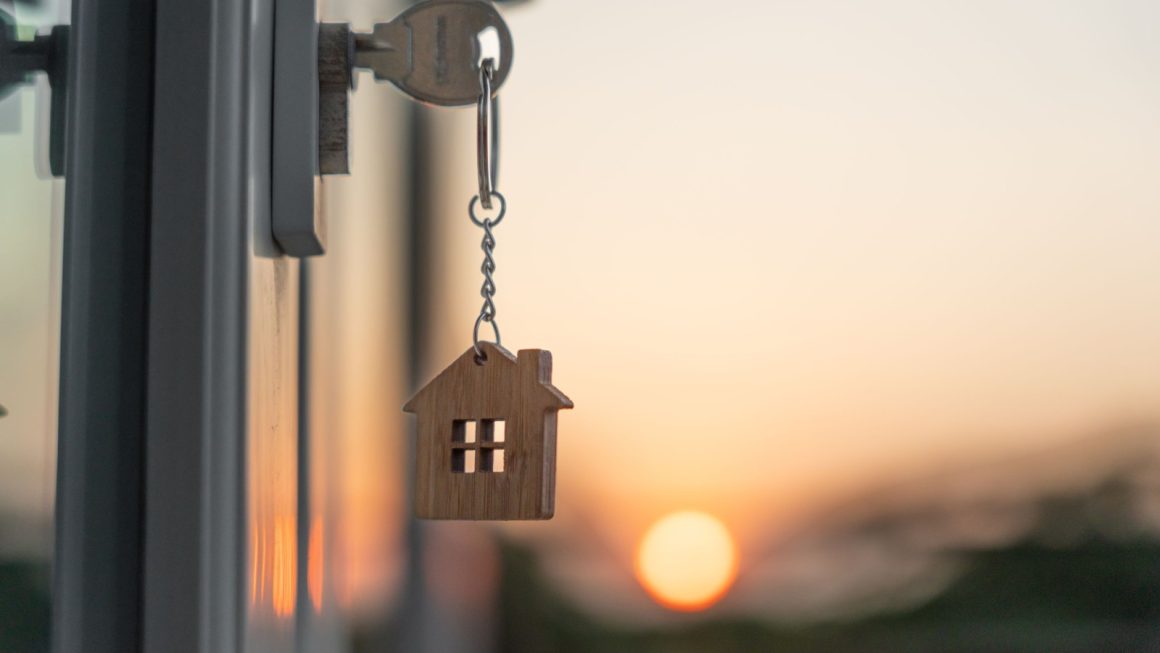 Eksmisja lokatora krok po kroku: Poradnik dla wynajmujących, jak legalnie pozbyć się problemu.