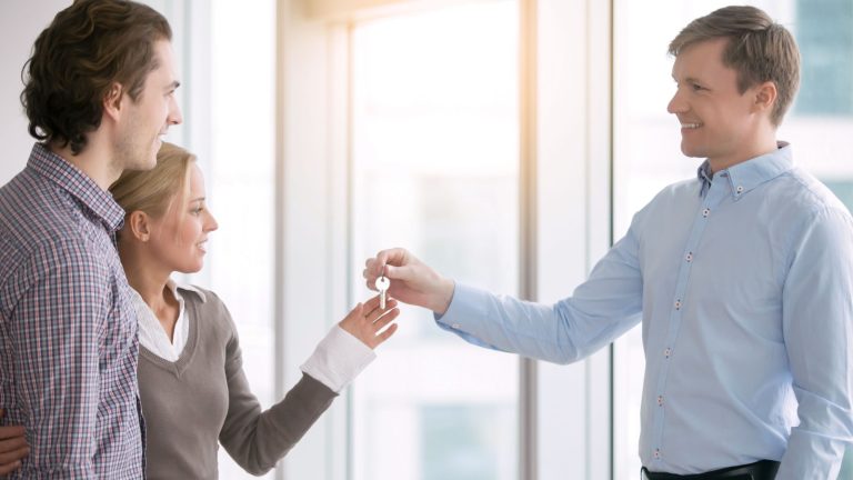 Młoda zakochana para rozpoczynająca życie rodzinne, dostała szansę na nabycie samodzielnego mieszkania na własność, otrzymała klucz od nowego mieszkania, wynajem socjalny, zakup nowego mieszkania, spotkanie z agentem nieruchomości