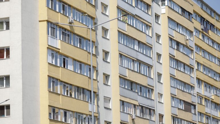 Bukareszt, Rumunia - 23 lipca 2021 r: Blok mieszkalny z czasów komunizmu.