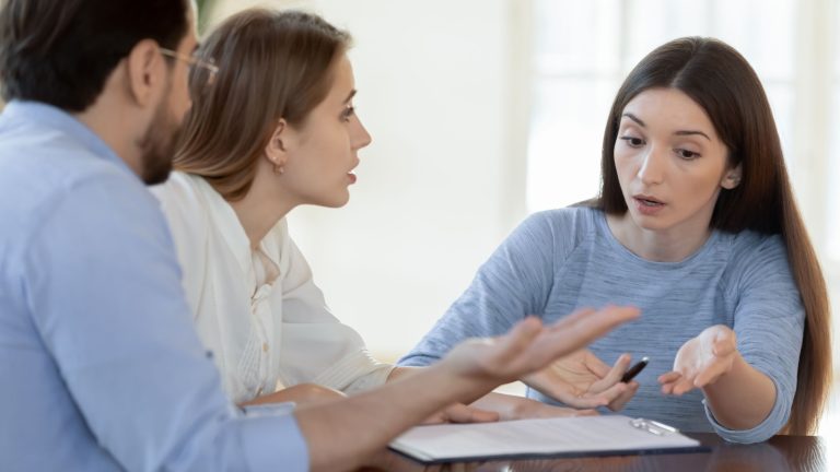 Zirytowana para młodych klientów niezadowolona ze złych warunków umowy